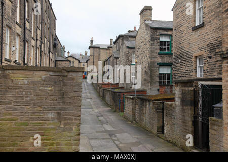 Retour à l'arrière des maisons mitoyennes dans le village modèle victorien de Saltaire, West Yorkshire Banque D'Images