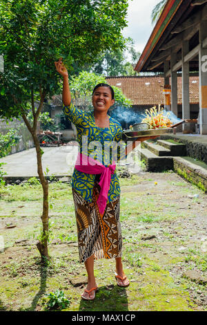 Ubud, Indonésie - Mars 01, 2016 : femme en vêtements traditionnels balinais en faisant des offrandes au temple, Ubud, Bali, Indonésie le 01 mars 2016 Banque D'Images