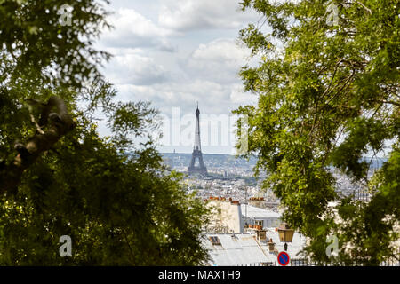 La Tour Eiffel vue depuis la Butte Montmartre, au milieu des arbres l'horizontale Banque D'Images