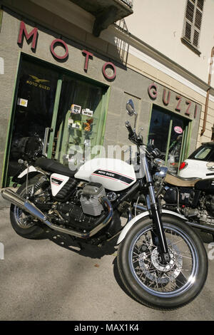 Moto Guzzi V7 moto classique en dehors de Cuneo, Italie. Banque D'Images