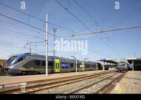 Chemins de Fer italiens 160km/h 'Jazz' ETR 425 train électrique régionale, faite par Alstom et 95 % recyclable, à la gare de Cuneo. Banque D'Images