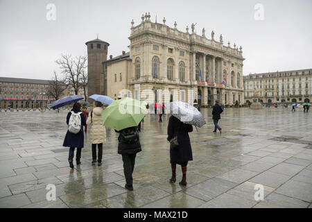 Les touristes avec parasols sur la Piazza Castello, Turin, Italie, à marcher en direction de l'Palazzo Madama, Palais Madama (musée). Banque D'Images