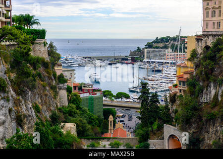 Le port Hercule à Monaco. Belle photographie de paysage avec une belle vue sur la mer. Nuages et ciel bleu sur l'horizon de mer. Banque D'Images