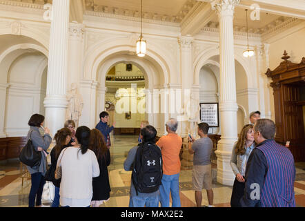 Les touristes sur une visite guidée dans la rotonde, le Texas State Capitol building, Austin, Texas USA Banque D'Images