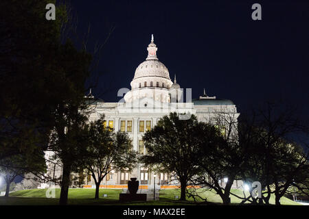 Texas State Capitol building éclairé la nuit, Austin, Texas, États-Unis d'Amérique Banque D'Images