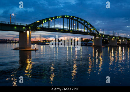 Panorama vue de nuit sur un pont sur la rivière Sava un affluent droit du Danube à Belgrade, capitale de Serbie Banque D'Images