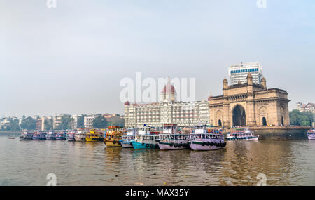 Ferries près de la porte de l'Inde à Mumbai, Inde Banque D'Images