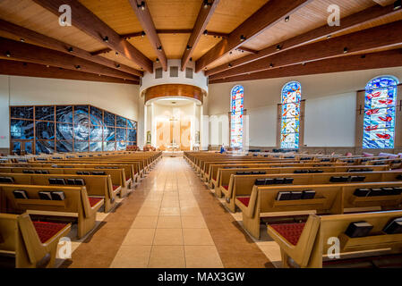 Église catholique vide avec vitraux colorés Banque D'Images