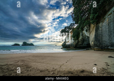 Le sable, l'eau, les îles et la grotte de cathedral cove, coromandel, new zealand Banque D'Images