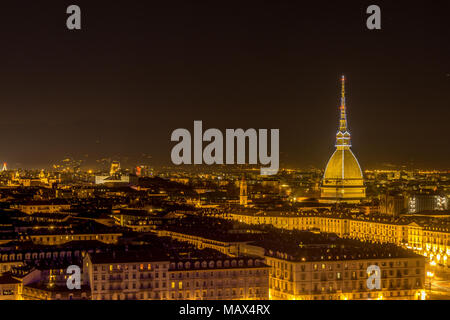 Panorama de Turin avec Mole Antonelliana la nuit Banque D'Images