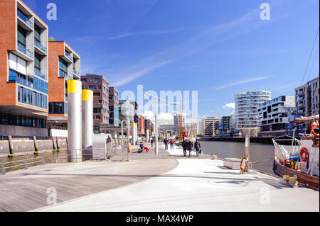 Hambourg, Allemagne - 12 Avril 2014 : Avis sur ponton accessible Sandtorhaven et Magellan terrasses à la belle saison. Banque D'Images