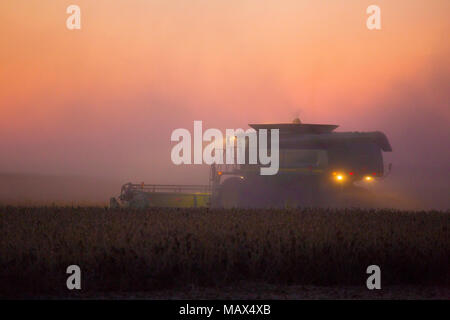 moissonneuse-batteuse-john-deere-de-la-r-colte-de-soja-dans-un-champ