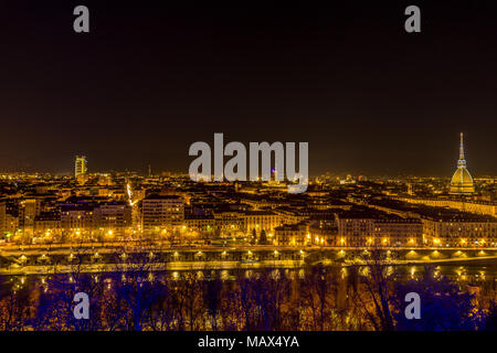 Panorama de Turin avec Mole Antonelliana la nuit Banque D'Images