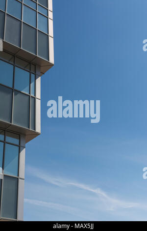 Façade d'un bâtiment contemporain moderne, bâtiment de bureaux, bâtiment en arrière-plan d'affaires d'acier et de verre sur un fond de ciel bleu Banque D'Images