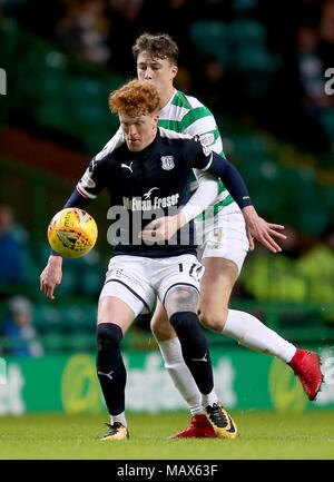 Jack Hendry du Celtic (à droite) et Dundee's Simon Murray bataille pour la balle durant le Scottish Premiership match au Celtic Park, Glasgow. Banque D'Images