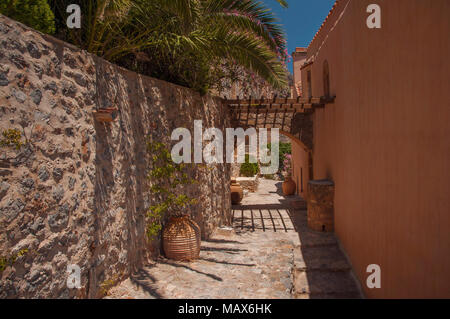 Rue à 'caché' de la ville de Monemvasia au Péloponnèse en Grèce Banque D'Images