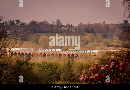 Deux trains de se croiser sur le viaduc de Balcombe entre Londres et Brighton près de Haywards Heath. Photo prise à la North East de Borde Hill Gardens. Banque D'Images