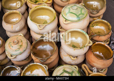 Des pots en argile rustiques qui sont utilisés dans la cuisine traditionnelle et dans les zones rurales, Cuenca, Équateur Banque D'Images