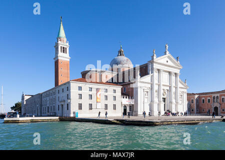 Isola di San Giorgio Maggiore de Basino San Marco et le Canal de la Giudecca, Venise, Vénétie, Italie sur un ciel bleu ensoleillé. Conçue par Palladio Banque D'Images