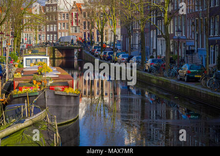 AMSTERDAM, Pays-Bas, 10 mars, 2018 : Belle vue sur les maisons et bateaux sur un canal à Amsterdam avec frozen river, matin, photo de maison de couleur Banque D'Images