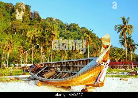 Bateau Longtail située à Ao Ton Sai Beach sur l'île de Phi Phi Don, province de Krabi, Thaïlande. Koh Phi Phi Don fait partie d'un parc national marin. Banque D'Images