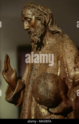 Ancienne statue en bois du Christ roi. Musée du Cabildo de la cathédrale d'Oviedo. Les Asturies, Espagne. Banque D'Images