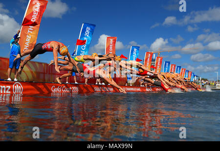 Plongée dans les concurrents au début de la Women's Triathlon finale au Southport Broadwater Parklands au cours de la première journée de la 2018 Jeux du Commonwealth à la Gold Coast, en Australie. Banque D'Images