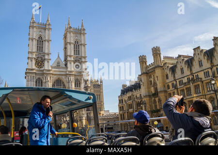 London tour bus Hop On Hop Off, Golden Tours UK Banque D'Images