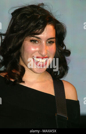 20-year-old Brit-prête-nom Amy Winehouse d'effectuer un set acoustique de HMV recordshop 15 Jan 2004 à Londres Banque D'Images