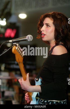 20-year-old Brit-prête-nom Amy Winehouse d'effectuer un set acoustique de HMV recordshop 15 Jan 2004 à Londres Banque D'Images