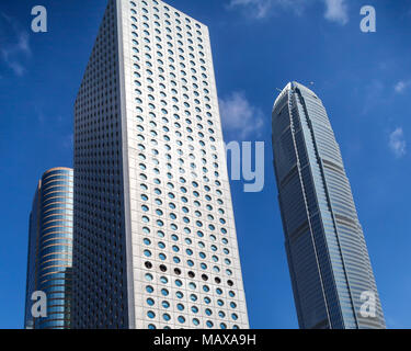 Jardine House avec ses fenêtres rondes se trouve à côté de deux International Finance Center dans le quartier central de Hong Kong. Banque D'Images