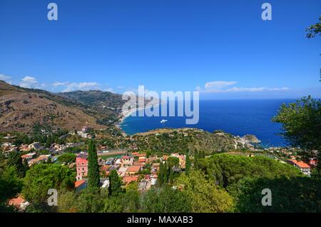 Taormina, Italie, Sicile le 26 août 2015. Le splendide panorama du théâtre grec, vers la mer. Nature luxuriante, végétation méditerranéenne, des fleurs. Banque D'Images