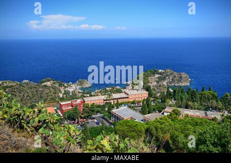 Taormina, Italie, Sicile le 26 août 2015. Le splendide panorama du théâtre grec, vers la mer. Nature luxuriante, végétation méditerranéenne, des fleurs. Banque D'Images