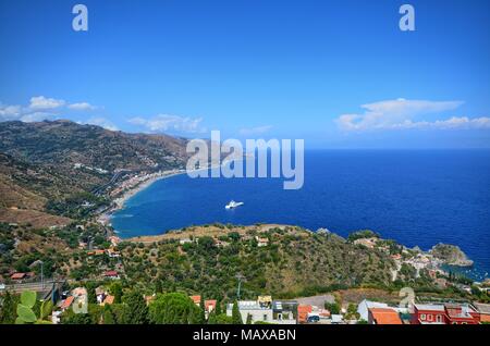 Taormina, Italie, Sicile le 26 août 2015. Le splendide panorama du théâtre grec, vers la mer. Nature luxuriante, végétation méditerranéenne, des fleurs. Banque D'Images