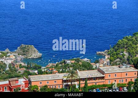 Taormina, Italie, Sicile le 26 août 2015. Le splendide panorama du théâtre grec, vers la mer. Nature luxuriante, végétation méditerranéenne, des fleurs. Banque D'Images