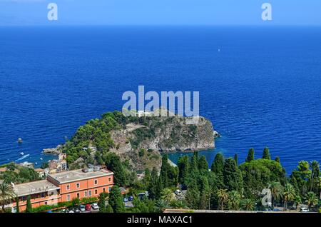 Taormina, Italie, Sicile le 26 août 2015. Le splendide panorama du théâtre grec, vers la mer. Nature luxuriante, végétation méditerranéenne, des fleurs. Banque D'Images