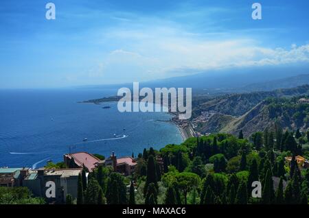 Taormina, Italie, Sicile le 26 août 2015. Le splendide panorama du théâtre grec, vers la mer. Nature luxuriante, végétation méditerranéenne, des fleurs. Banque D'Images