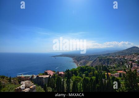 Taormina, Italie, Sicile le 26 août 2015. Le splendide panorama du théâtre grec, vers la mer. Nature luxuriante, végétation méditerranéenne, des fleurs. Banque D'Images