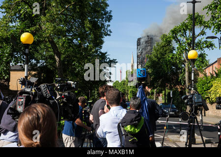 La presse écrite à l'incendie de la tour de Grenfell, le 14 juin 2017 à North Kensington, quartier royal de Kensington et Chelsea. Banque D'Images