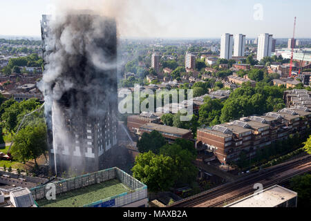 La tour de Grenfell le feu sur 14 juin 2017 dans le nord de Kensington, le Royal Borough de Kensington et Chelsea. 71 personnes sont mortes et plus de 70 personnes ont été blessées. Banque D'Images