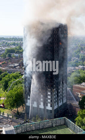 La tour de Grenfell le feu sur 14 juin 2017 dans le nord de Kensington, le Royal Borough de Kensington et Chelsea. 71 personnes sont mortes et plus de 70 personnes ont été blessées. Banque D'Images