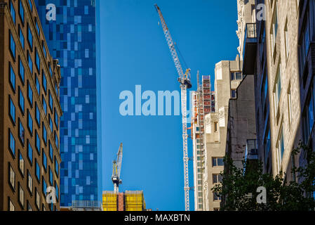 New-York grue en action avec ciel bleu Banque D'Images