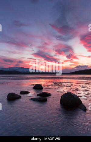 Le Loch Morlich au coucher du soleil en hiver, le Parc National de Cairngorms, Badenoch et Strathspey, Highland, Scotland, UK Banque D'Images