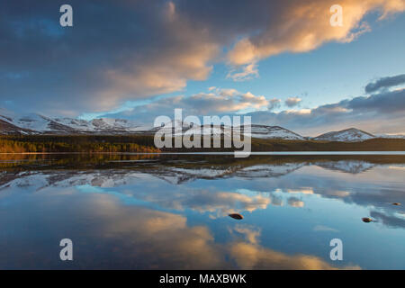 Le Loch Morlich au coucher du soleil en hiver, le Parc National de Cairngorms, Badenoch et Strathspey, Highland, Scotland, UK Banque D'Images