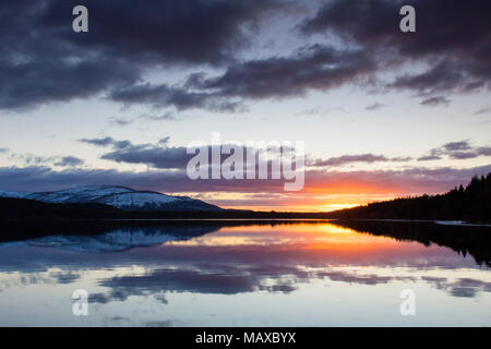 Le Loch Morlich au coucher du soleil en hiver, le Parc National de Cairngorms, Badenoch et Strathspey, Highland, Scotland, UK Banque D'Images