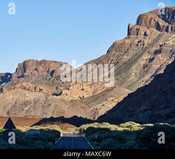 La TF-21 Road et de paysages montagneux qui traverse le parc national sur Ténérife tiede, dans les îles Canaries. Banque D'Images