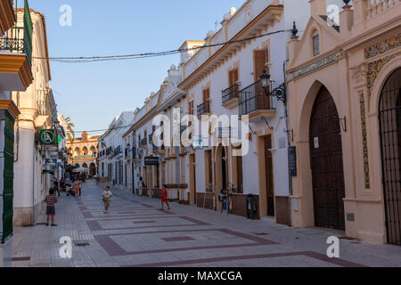 Garçons jouant dans une zone piétonne avenida Andalucía de Moguer, province de Huelva, Andalousie, Espagne Banque D'Images