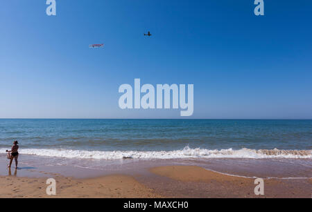 Place l'observation d'une publicité plane flying en Parador Mazagon beach, province de Huelva, Andalousie, Espagne Banque D'Images