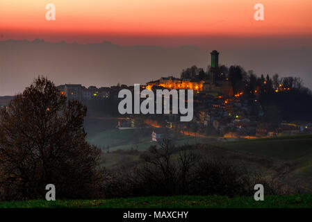 La nuit tombe sur Marsaglia et sa tour de guet médiévale dans les Langhe, Piémont. Banque D'Images