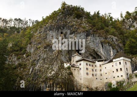 Château Renaissance construit à l'intérieur de l'ouverture d'une grotte, la Slovénie Predjama dans. Lieu touristique célèbre en Europe Banque D'Images